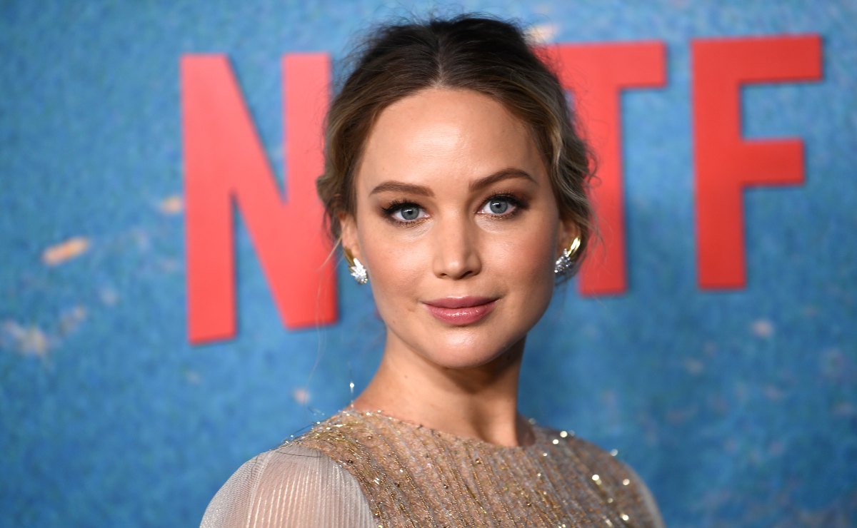 Jennifer Lawrence presume su avanzado embarazo en alfombra roja