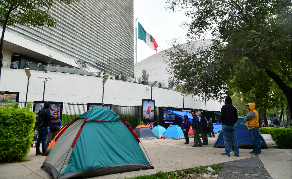 CNTE realiza plantón afuera del Senado por reforma educativa