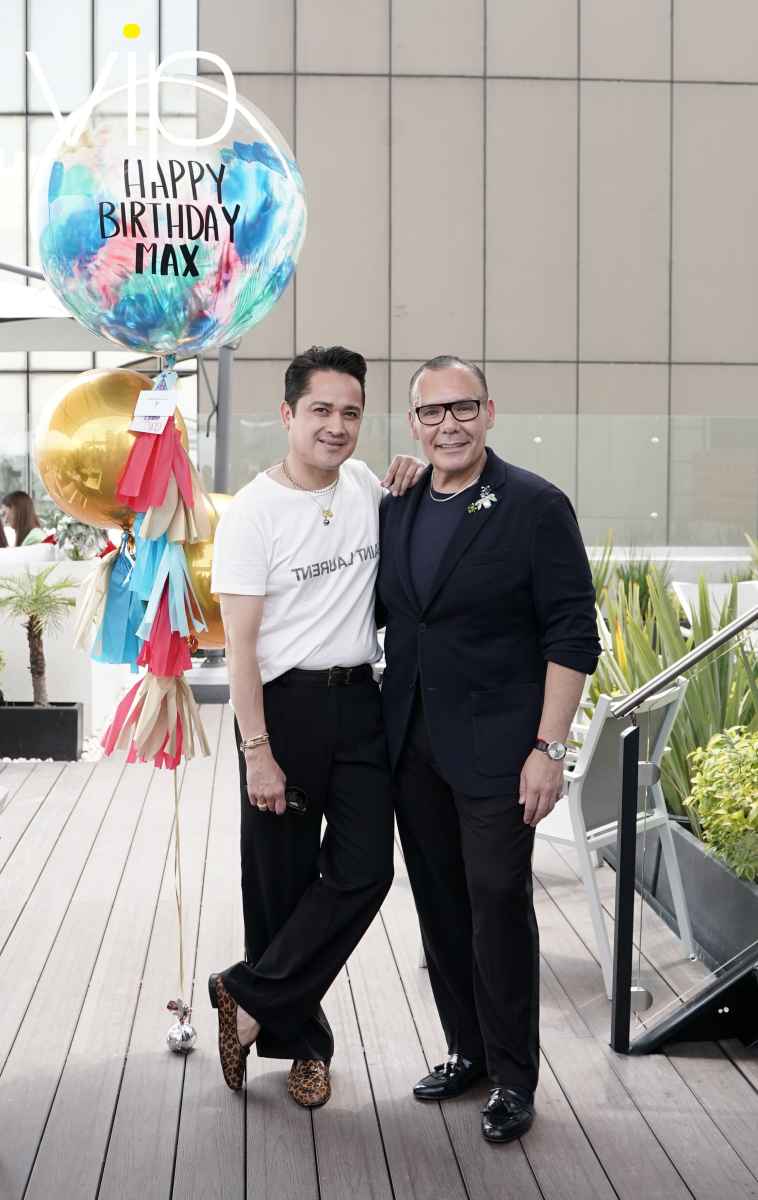 Daniel Espinosa festeja a Max Sánchez por su cumpleaños