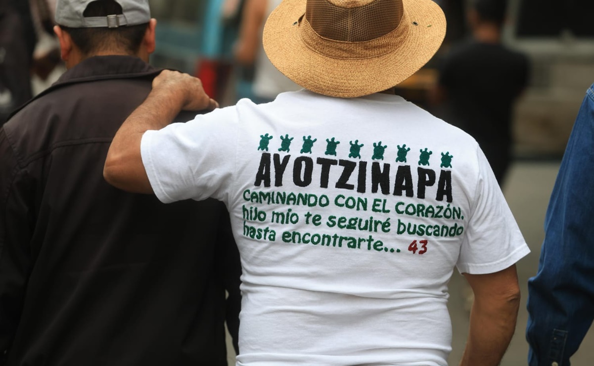 AMLO sostiene encuentro con padres de normalistas de Ayotzinapa, tras casi 9 meses de distanciamiento