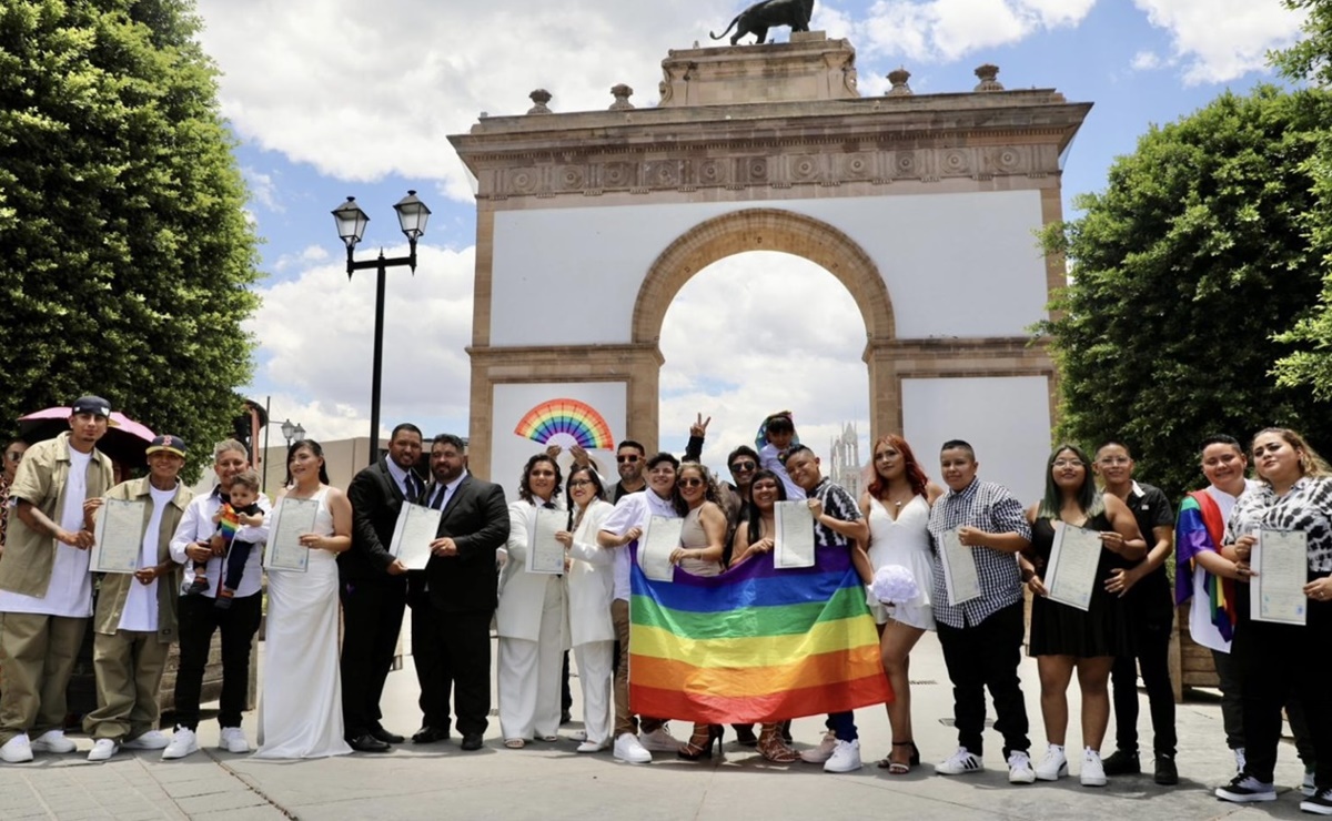 Diez parejas LGBTTTIQ+ se casan ante el Arco del León antes de la Marcha del Orgullo 2024 en Guanajuato