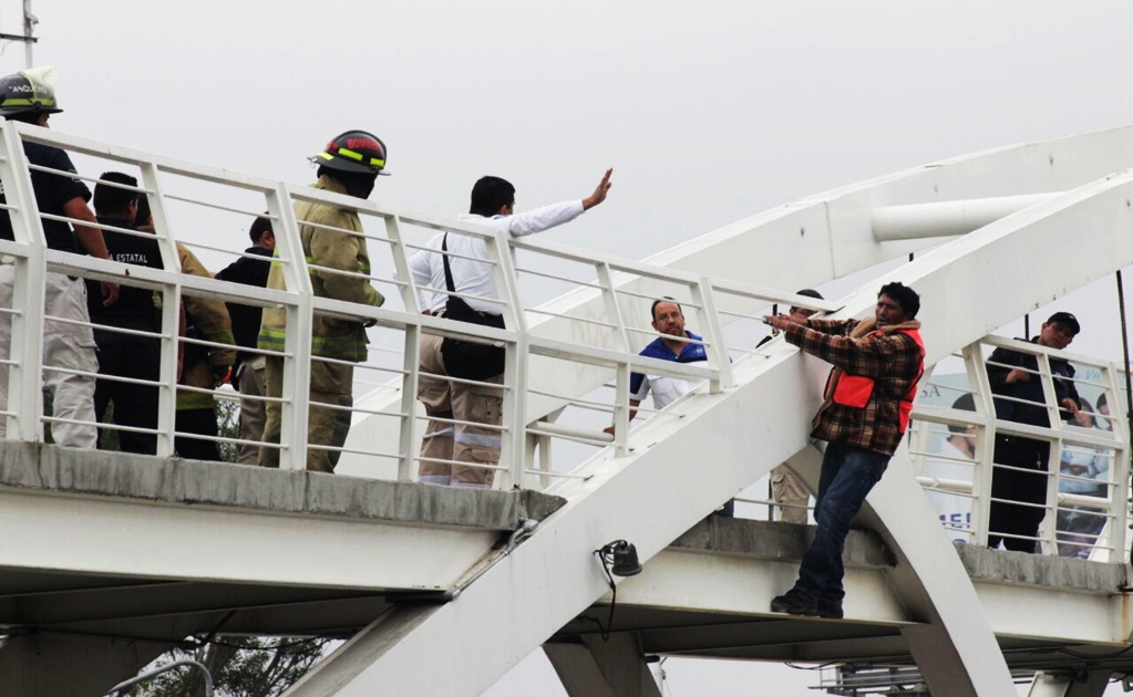 Sujeto intenta suicidarse desde puente de la ciclovía en Puebla