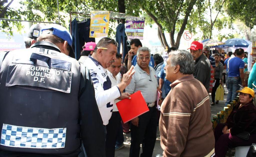 Retiran 32 puestos ambulantes al exterior del Hospital La Raza