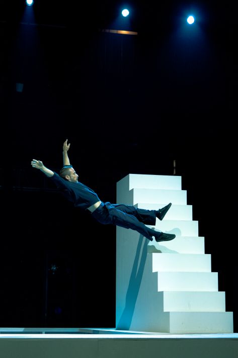 El bailarín Olivier Mathieu ejecuta la pieza Punto de Suspensión Inalcanzable, presentado por la Yoann Bourgeois Art Company en la gala Despertares. Cortesía Despertares.