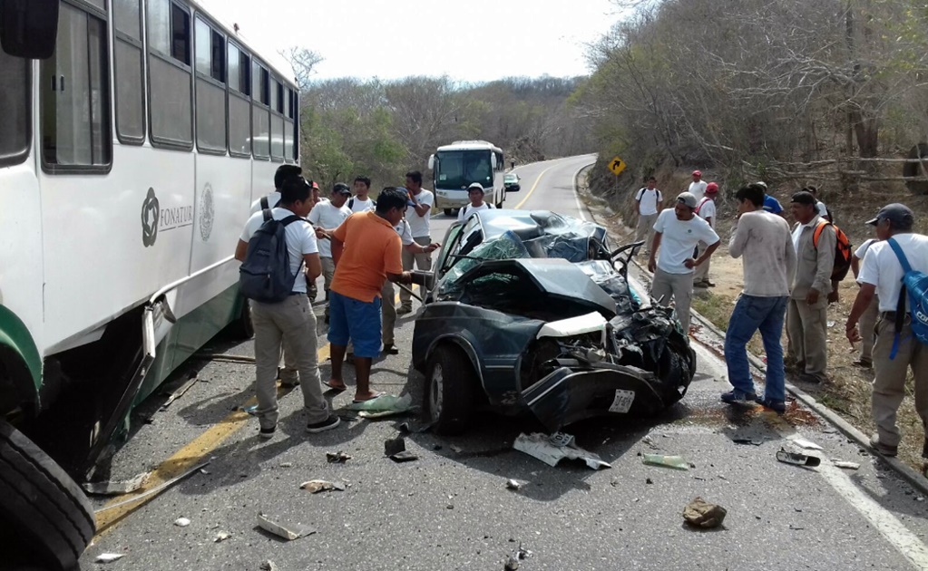 Conductor de taxi por aplicación choca y mueren sus 5 pasajeros en Nuevo León 