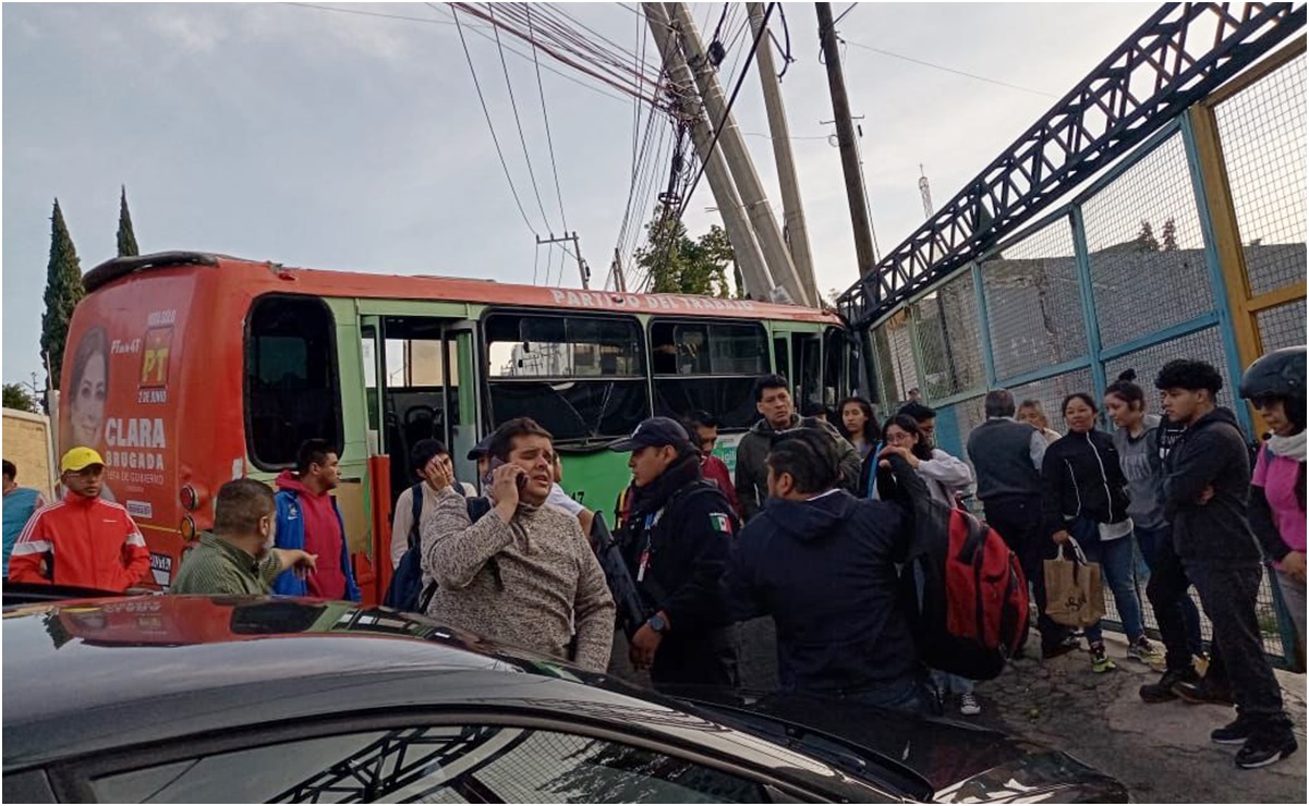 Camión de pasajeros se impacta contra poste de luz en Álvaro Obregón, reportan 18 personas lesionadas