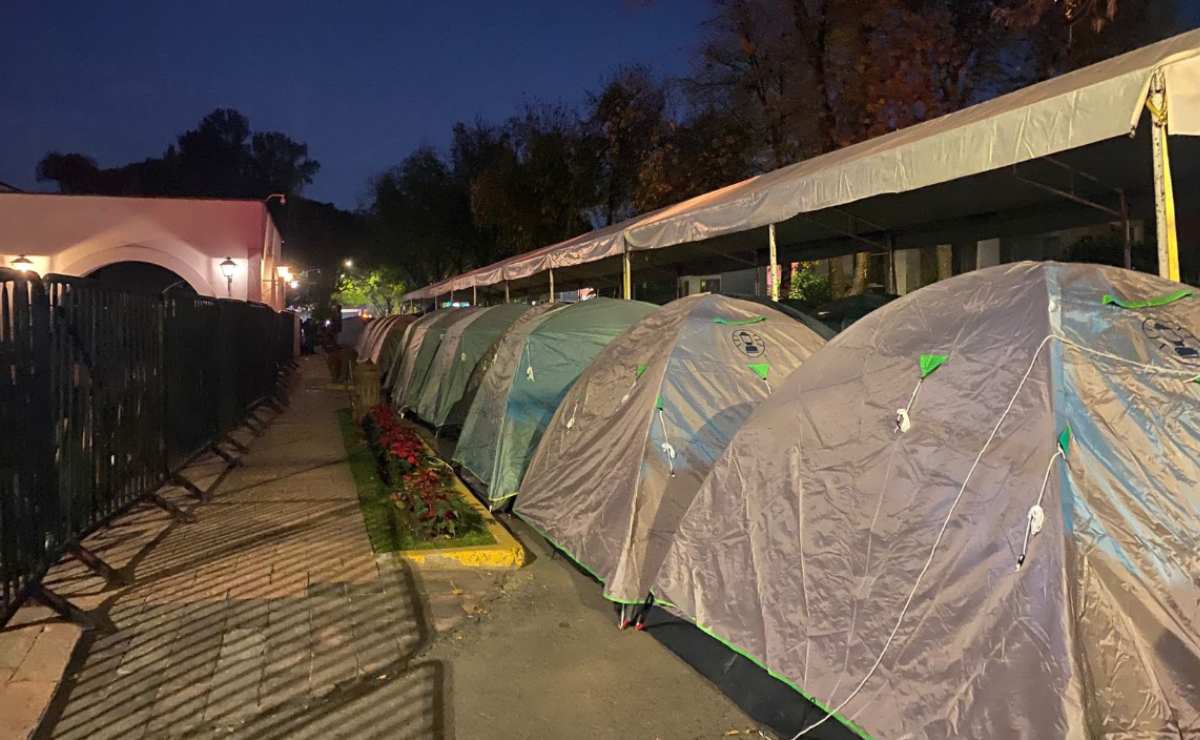 Alumnos de la UdG exigen liberación de estudiantes encarcelados; montan campamento frente a Casa Jalisco