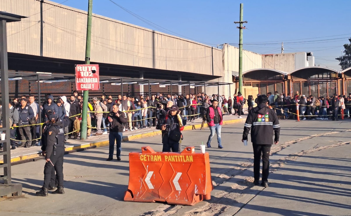 VIDEO: Cierre de la Línea 9 desata caos y largas filas de pasajeros en la terminal Pantitlán 