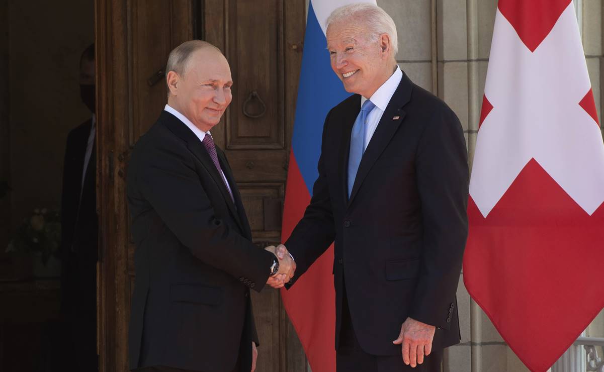 Apretón de manos, tensión y expresiones sombrías: la primera reunión entre Biden y Putin