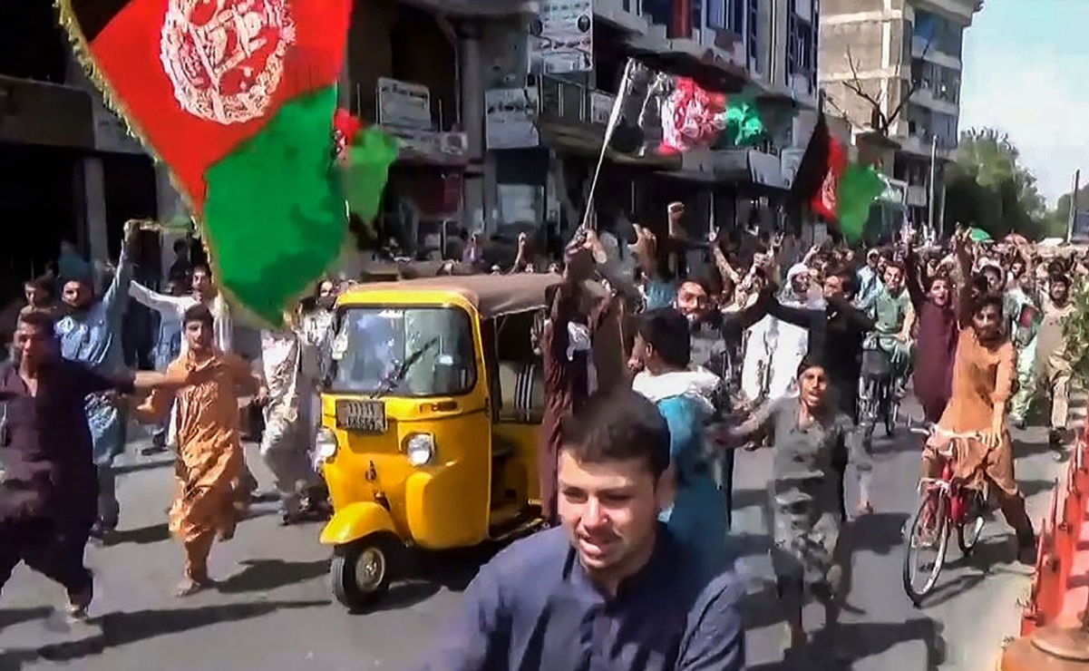Talibanes reprimen masiva manifestación a favor de la bandera de Afganistán