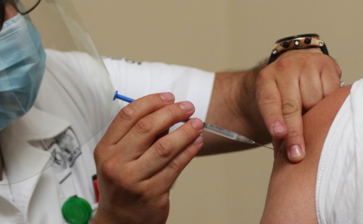 Brigadas móviles vacunan a 400 adultos mayores en sus casas en CDMX