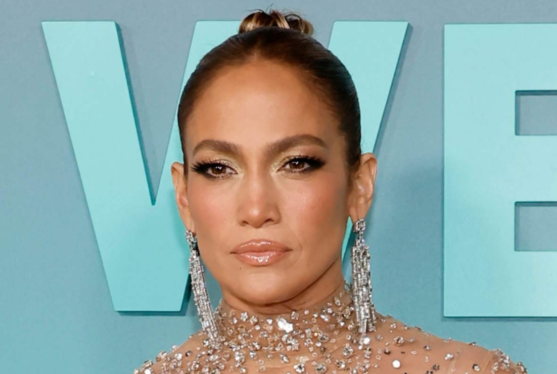 Jennifer Lopez luce sus tonificadas piernas en atrevido vestido cut out