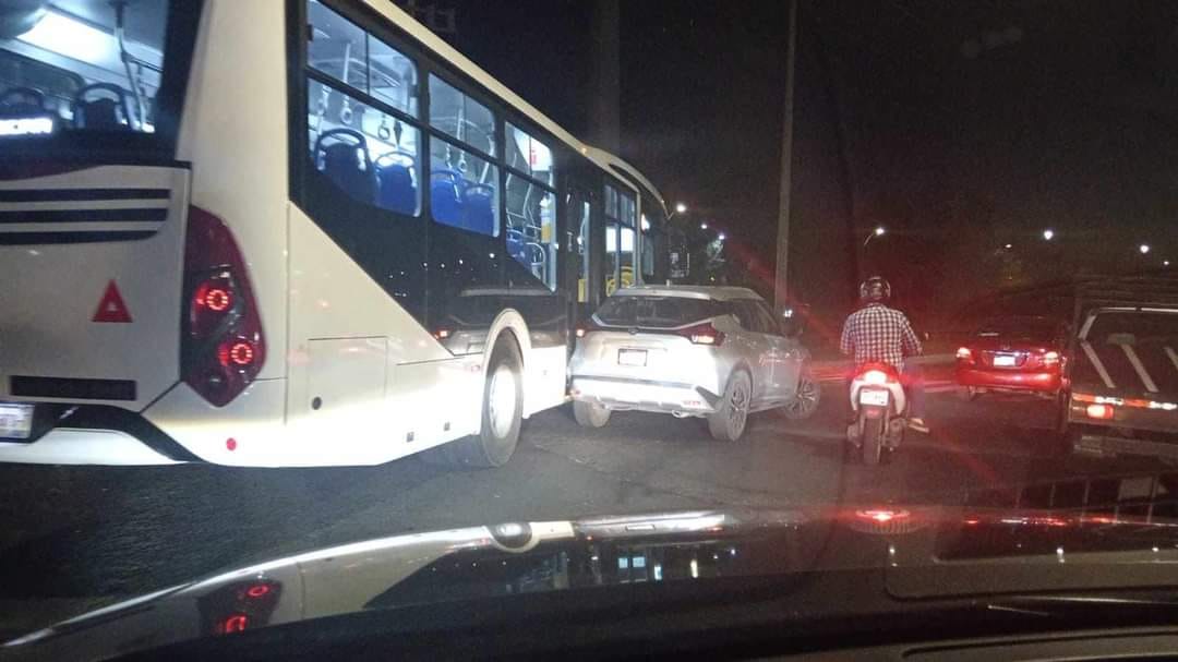 En su primer día, camión de Qrobús choca contra una camioneta