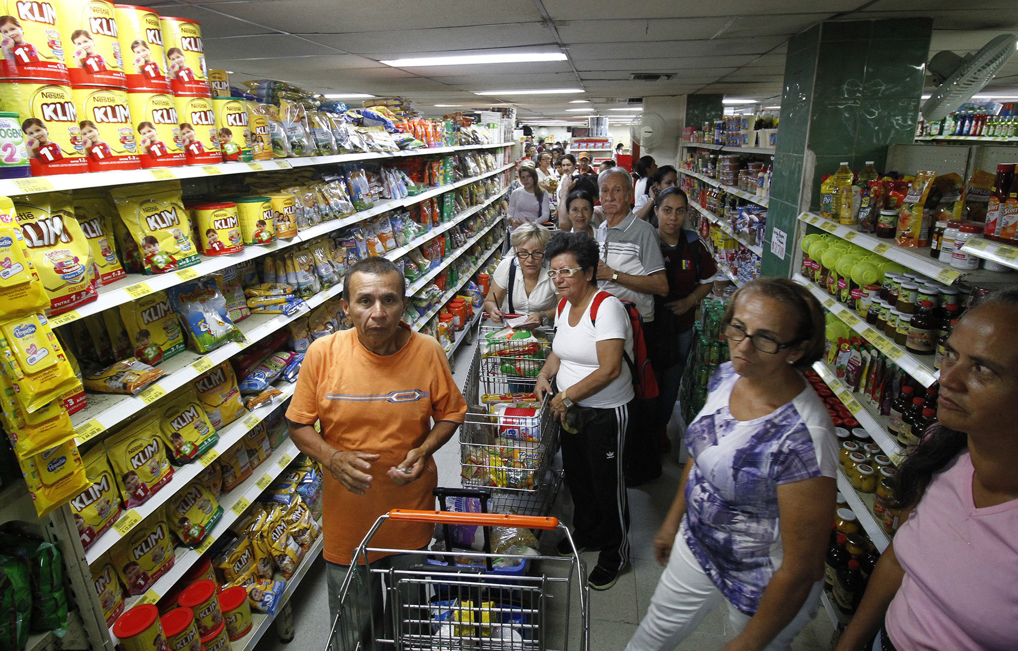 Militares controlarán distribución de alimentos en Venezuela