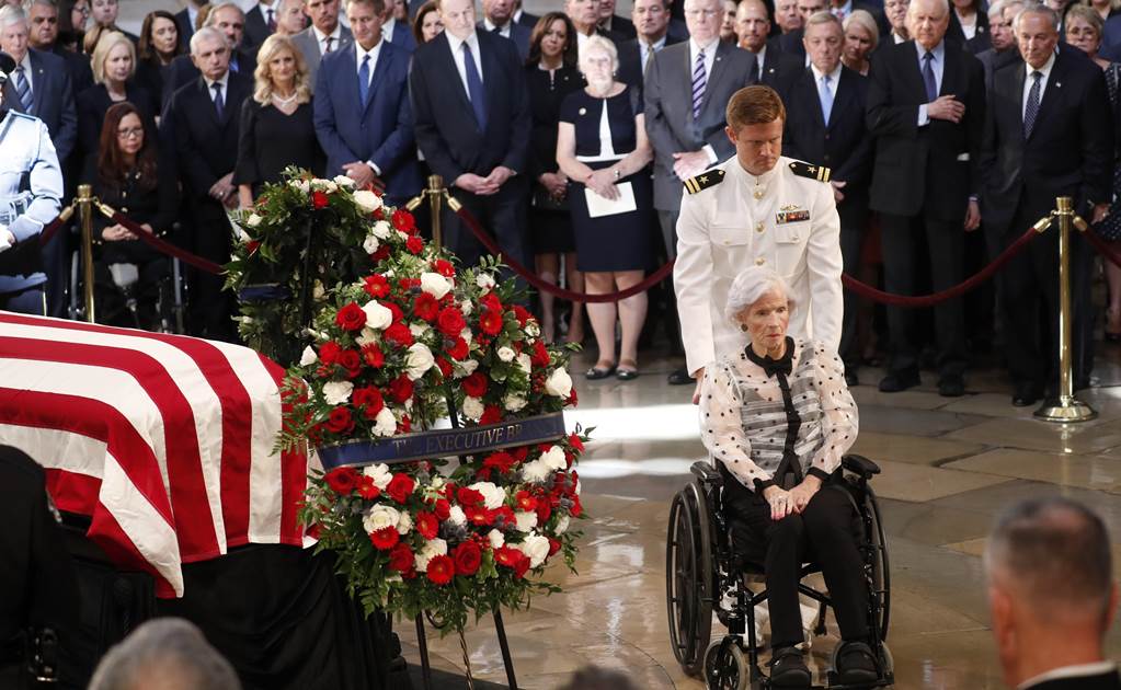 Honran a McCain en el Capitolio; lo despiden su madre, su viuda y sus hijos