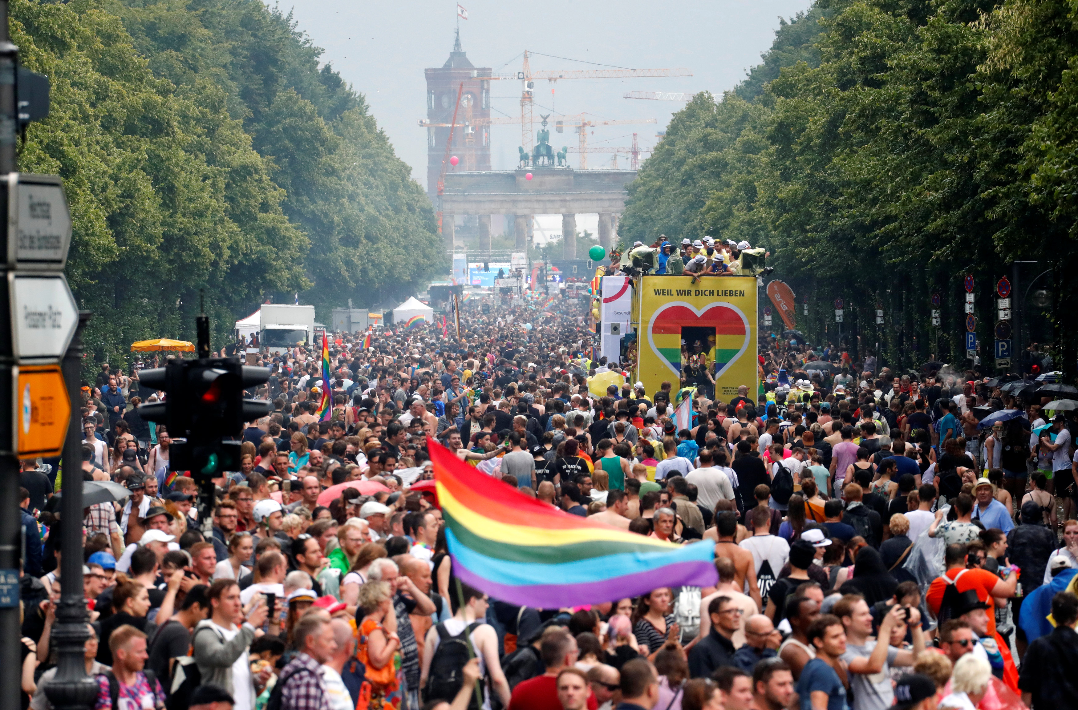 Berlín celebra con desfile la legalización del matrimonio homosexual