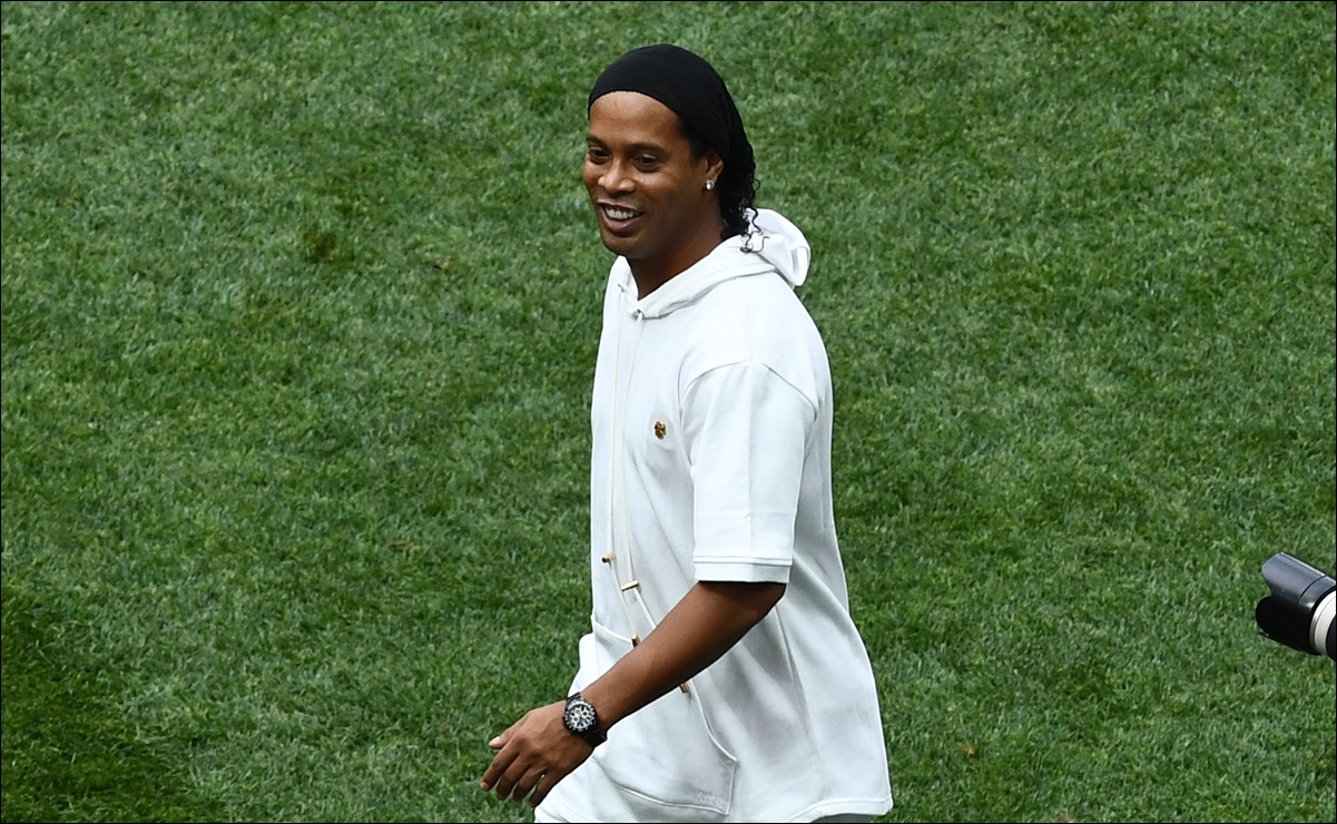 Ronaldinho presenta a su nuevo compañero de equipo desde la cárcel 