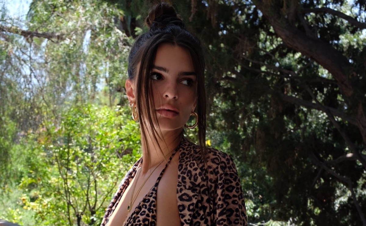 Emily Ratajkowski presume silueta con bikini blanco en Instagram