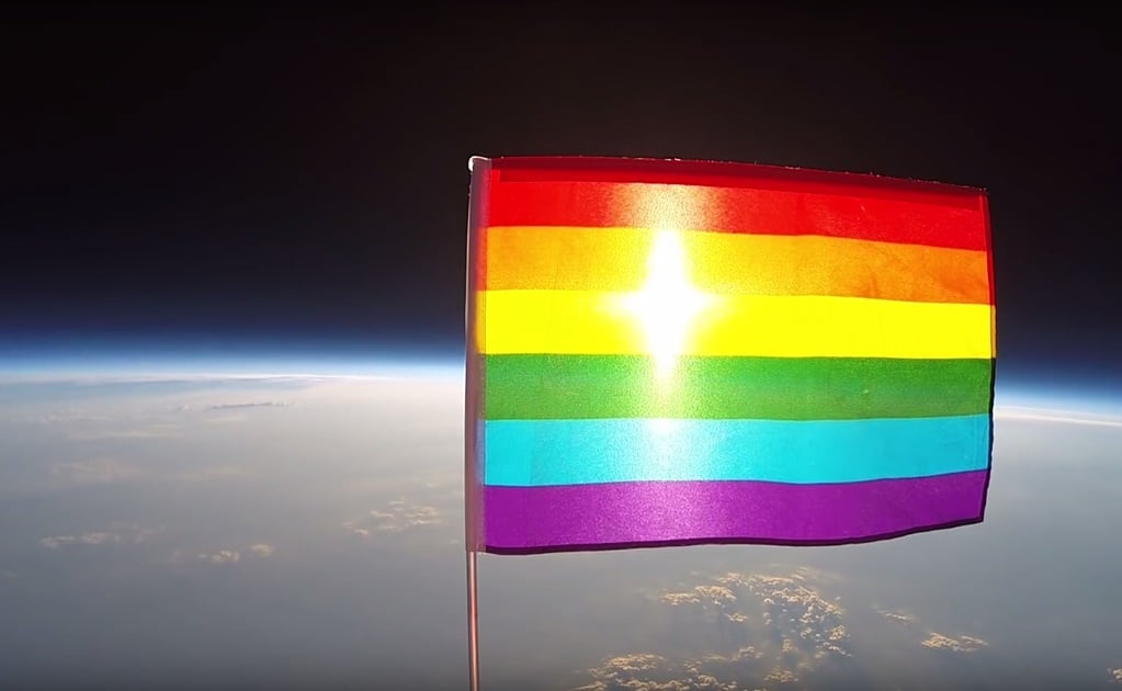 Bandera LGBTTTI llega al espacio