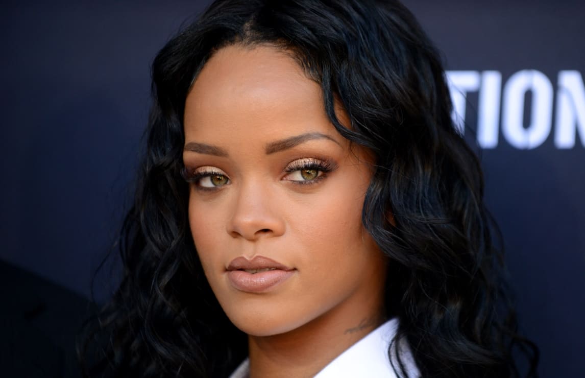 Rihanna disfruta sus últimas semanas embarazada con top y minifalda