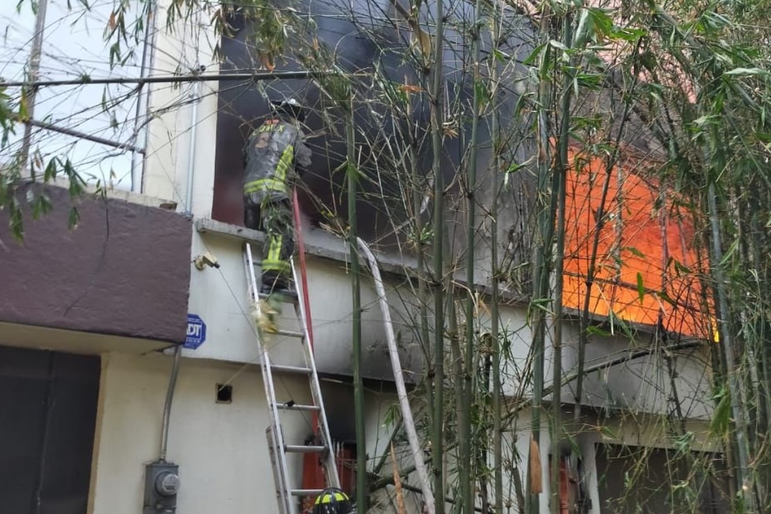 Reportan dos lesionados tras incendio en vivienda de San José Insurgentes en la BJ