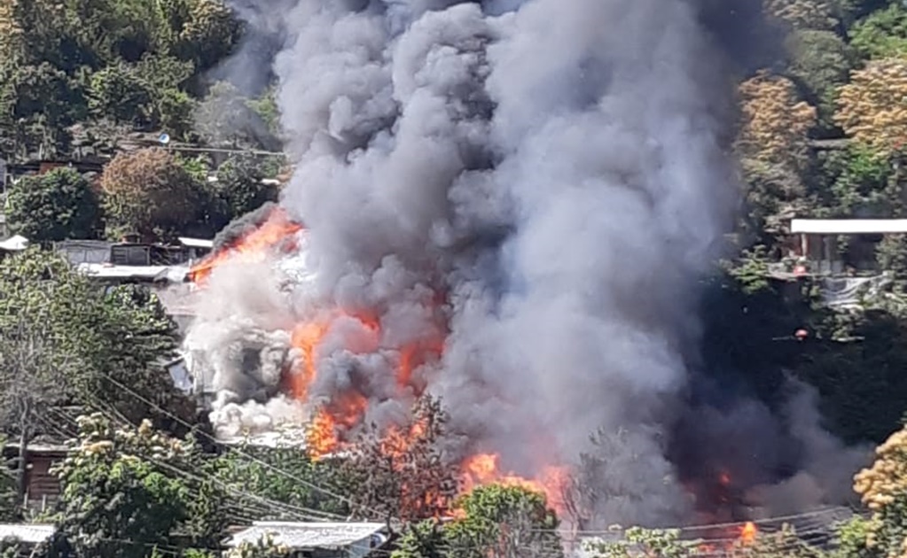 Incendio arrasa con 100 viviendas en Zihuatanejo