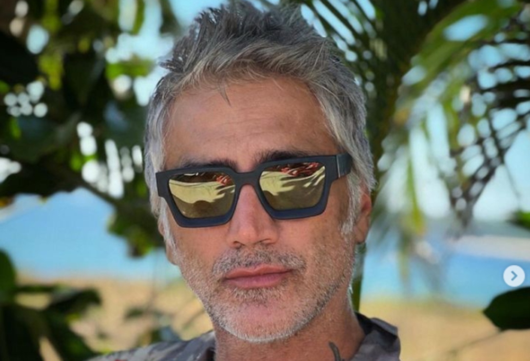 Alejandro Fernández, en modo Grinch, golpea piñata de Santa Claus