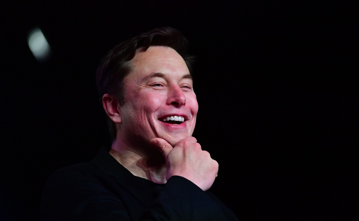 Elon Musk se burla de globos derribados en EU y dice que son sus “amigos alienígenas”