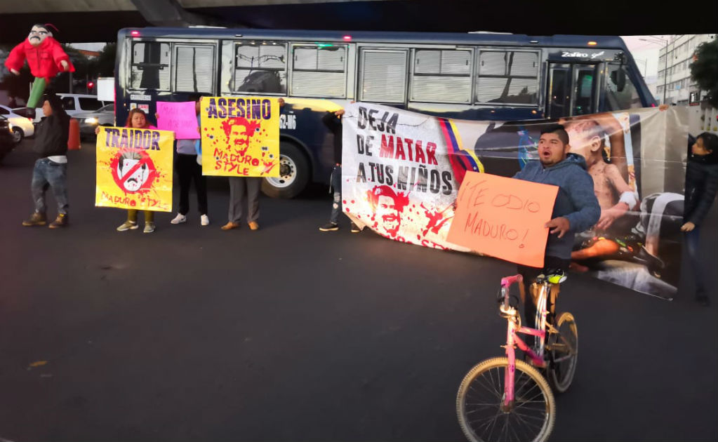 Protestan contra Maduro en San Lázaro