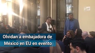 Embajadora de México en EU queda en últimas filas de evento