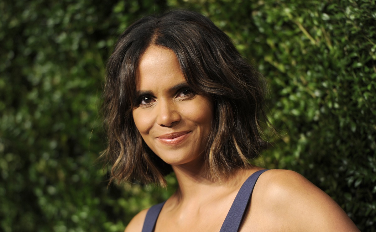 Halle Berry presume silueta con traje de baño negro 