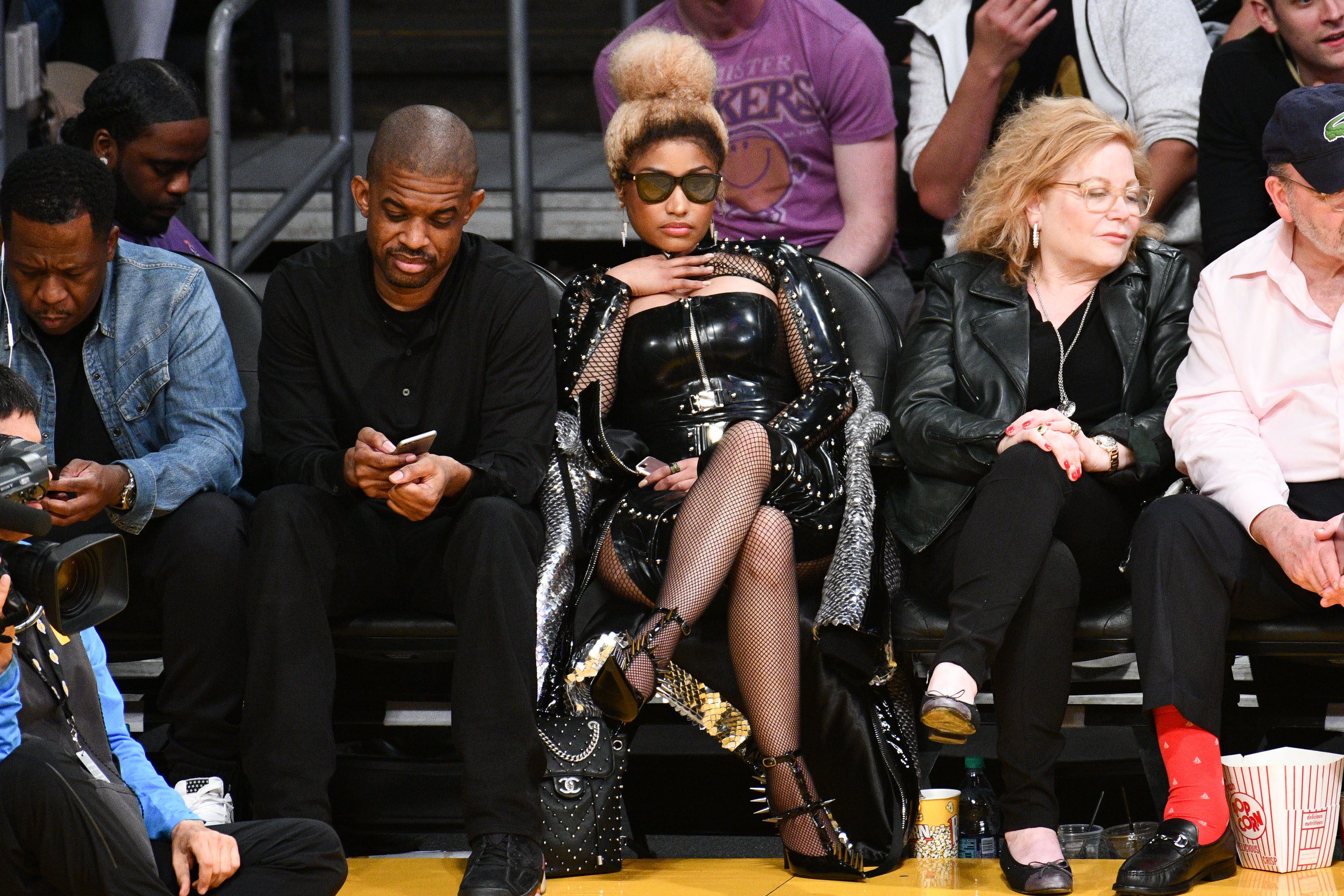 Nicki Minaj se viste de látex para un juego de baloncesto y rompe el internet