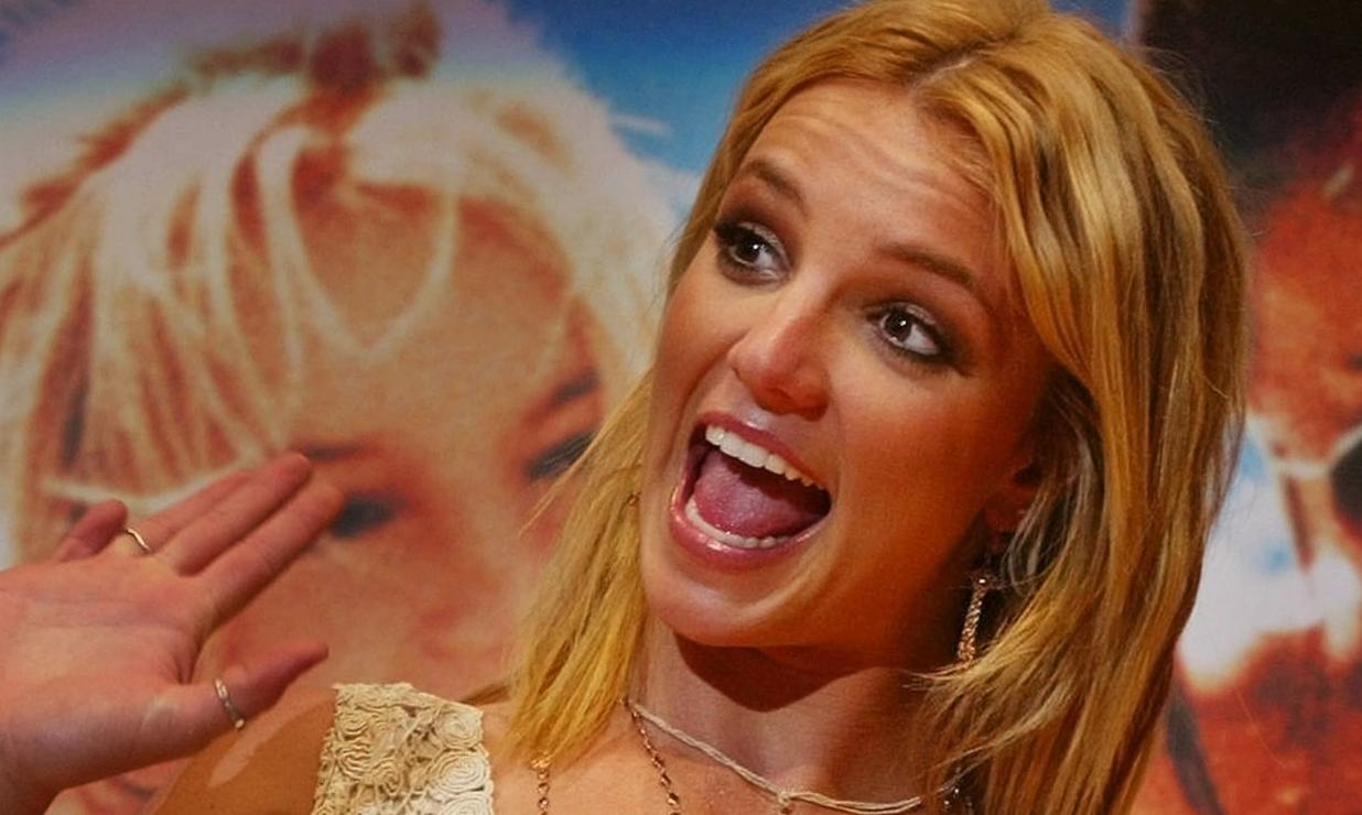 Britney Spears modela un thong bodysuit y calla a los críticos: "Kiss my..."