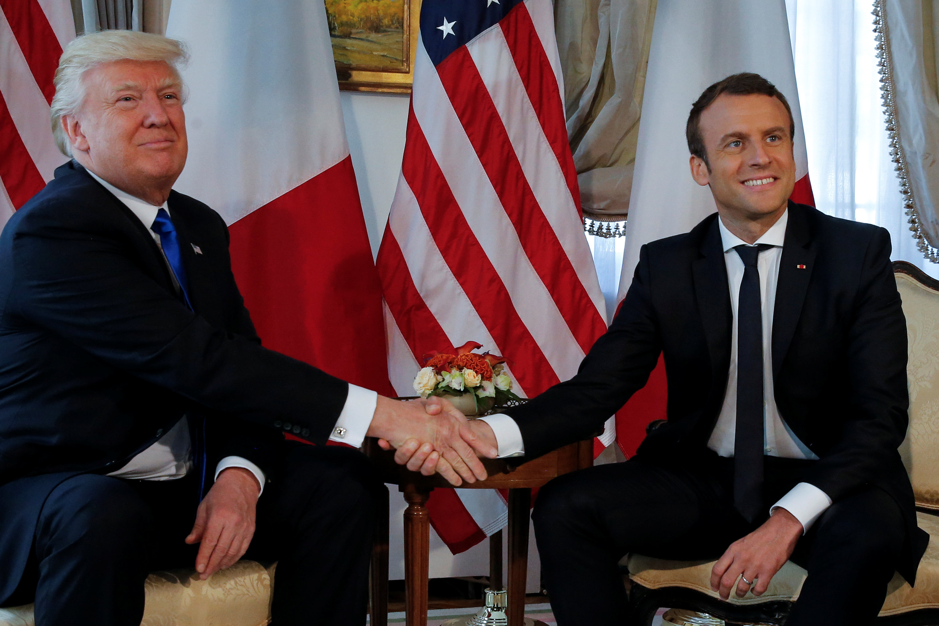 Video. El incómodo apretón de manos entre Trump y Macron