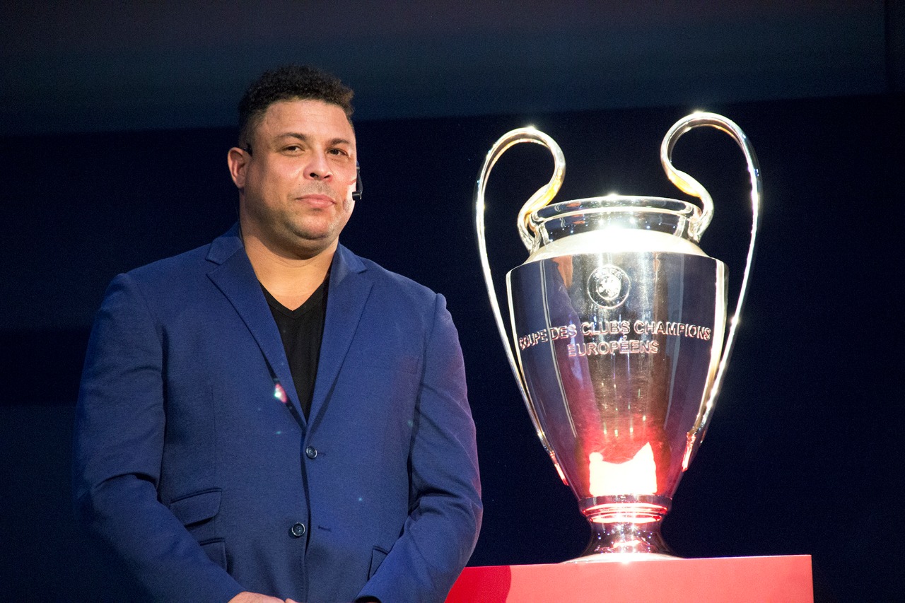 Ronaldo ve al "Chucky" Lozano en un club grande de Europa