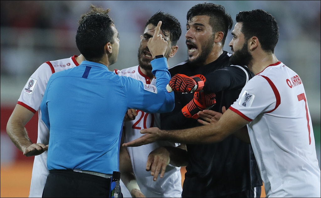 Le “pegan” al árbitro mexicano César Ramos en la Copa de Asia