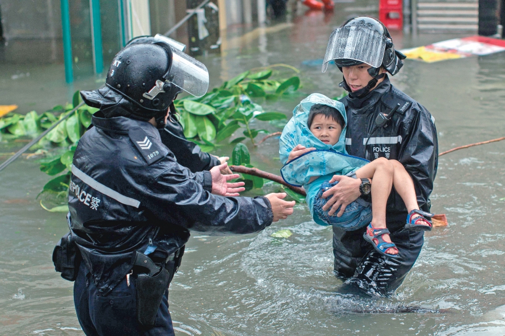 Temen 100 muertos por tifón en Filipinas 