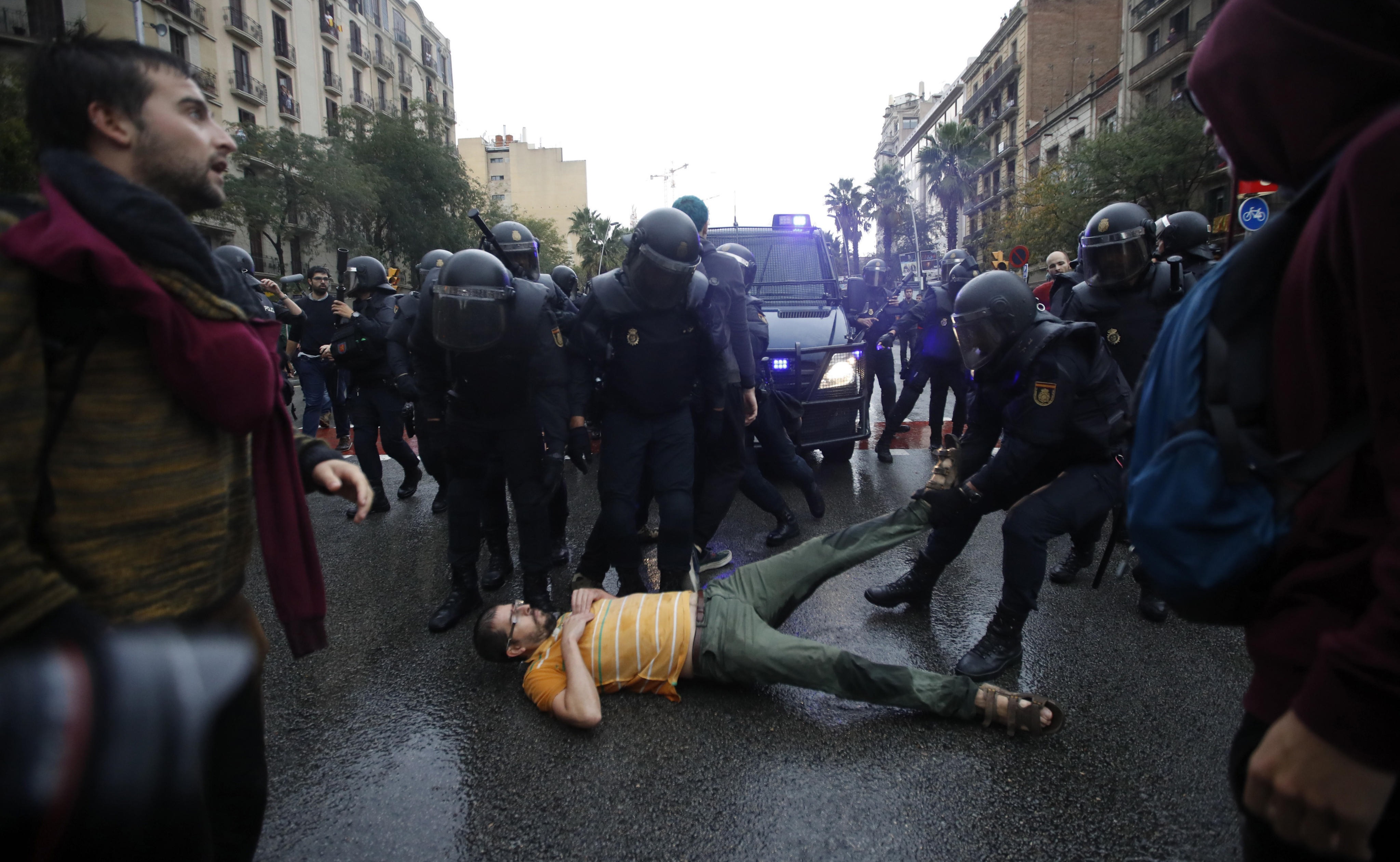 Cargas policiales dejan 38 personas heridas en Cataluña