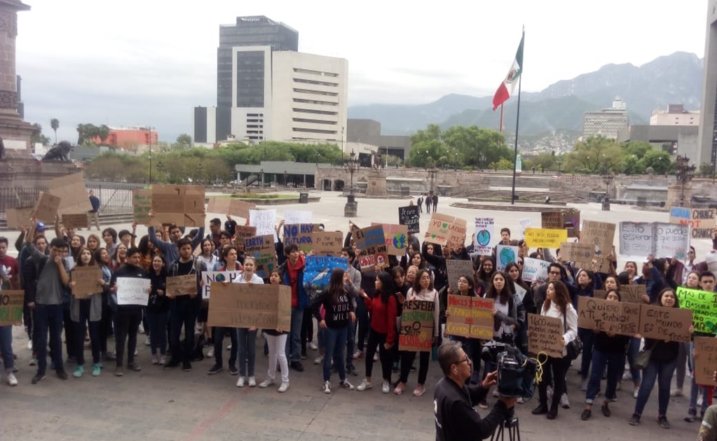 Estudiantes de NL exigen al gobierno realizar acciones para tratar el cambio climático 