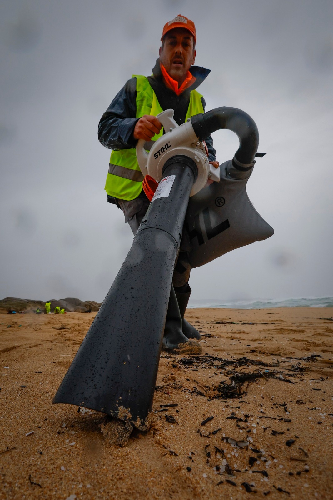 Playas en España se llenan de bolitas de plástico