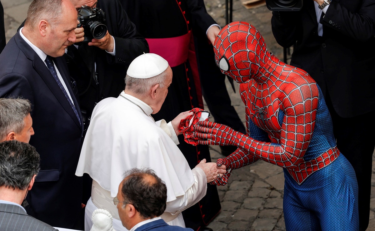 Fotos. Así fue el curioso saludo del papa a Spider-Man en el Vaticano