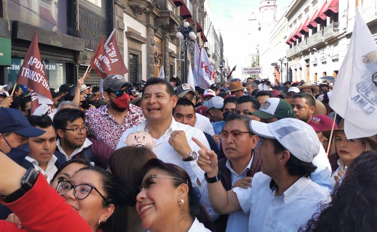 Presidente del Senado participa en marcha por la 4T convocada por gobernador de Puebla