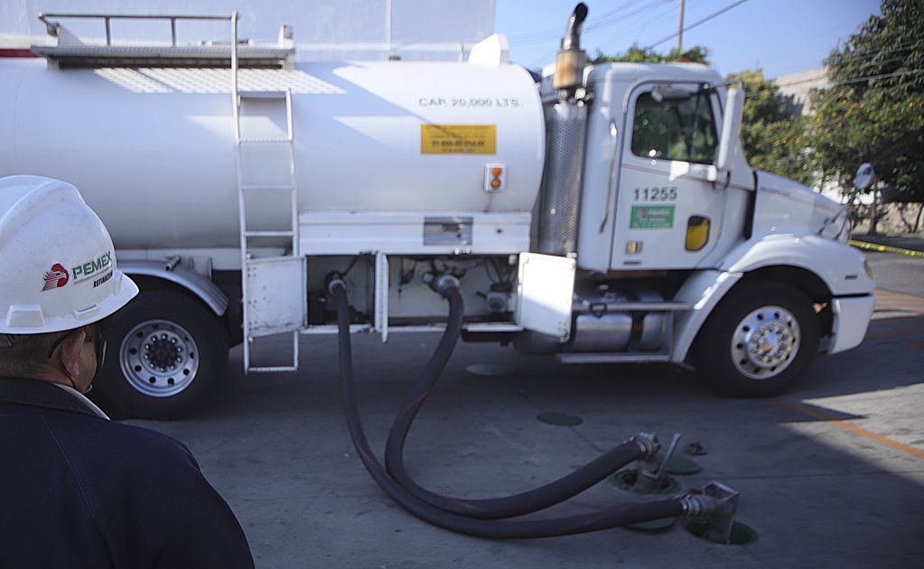 Pemex acuerda plan con transportistas para agilizar suministro a gasolineras