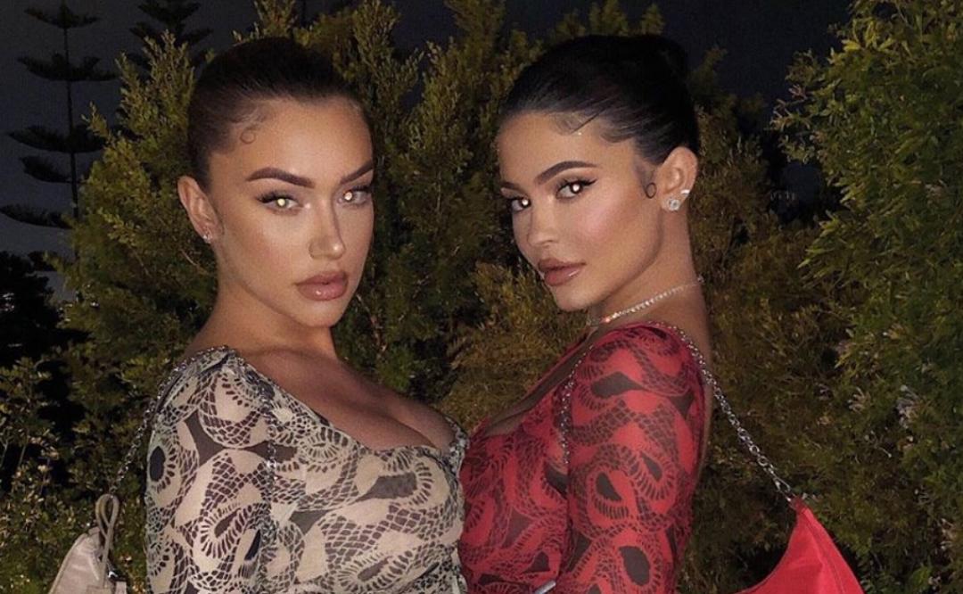 Kylie Jenner y su bestie 'Stassie Baby' posan traviesas con ajustados atuendos