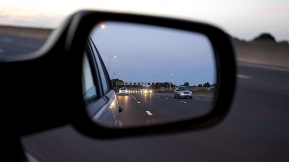 Cómo eliminar los puntos ciegos en los espejos retrovisores del auto