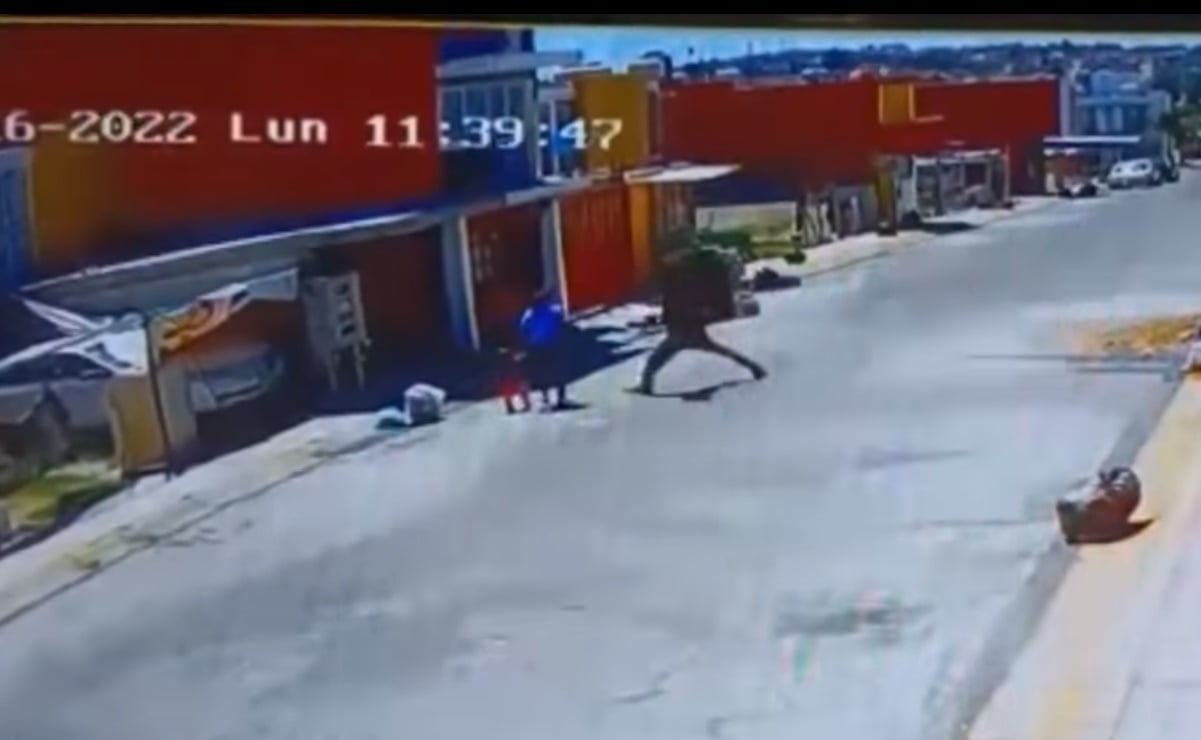 Video. Sujeto patea a una niña que iba acompañada de una mujer en calles de Puebla