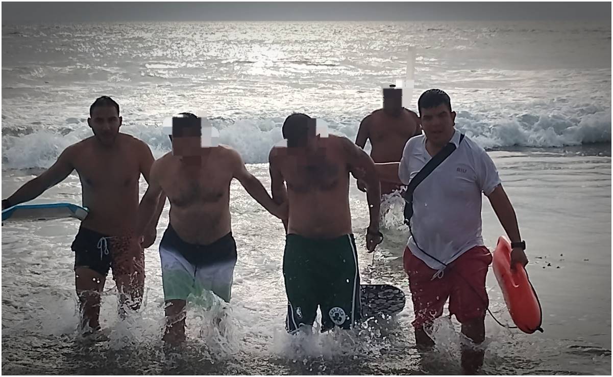 Detiene a turistas por meterse a bañar en las playas de Mazatlán con alto oleaje y poner en riesgo su vida