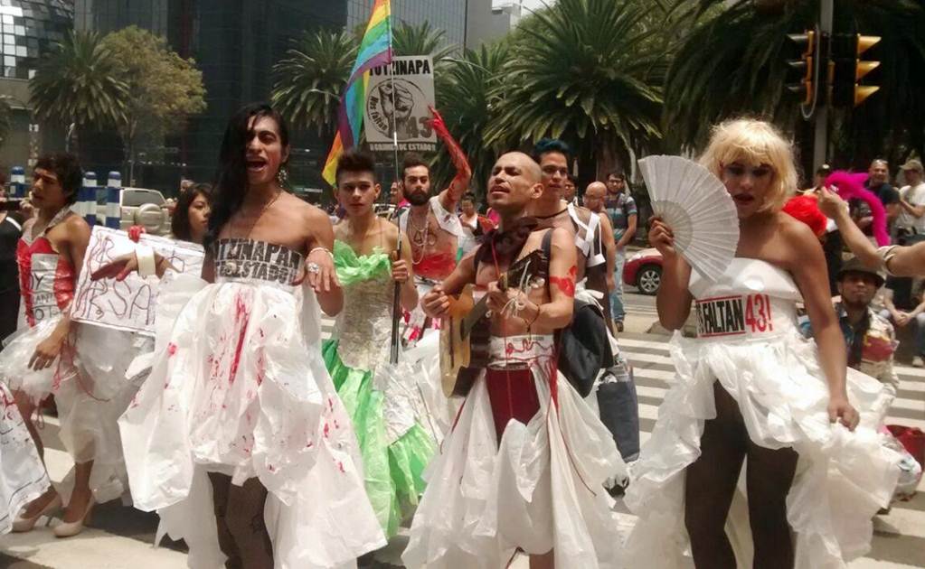 Paseo de la Reforma se pinta de colores por marcha gay