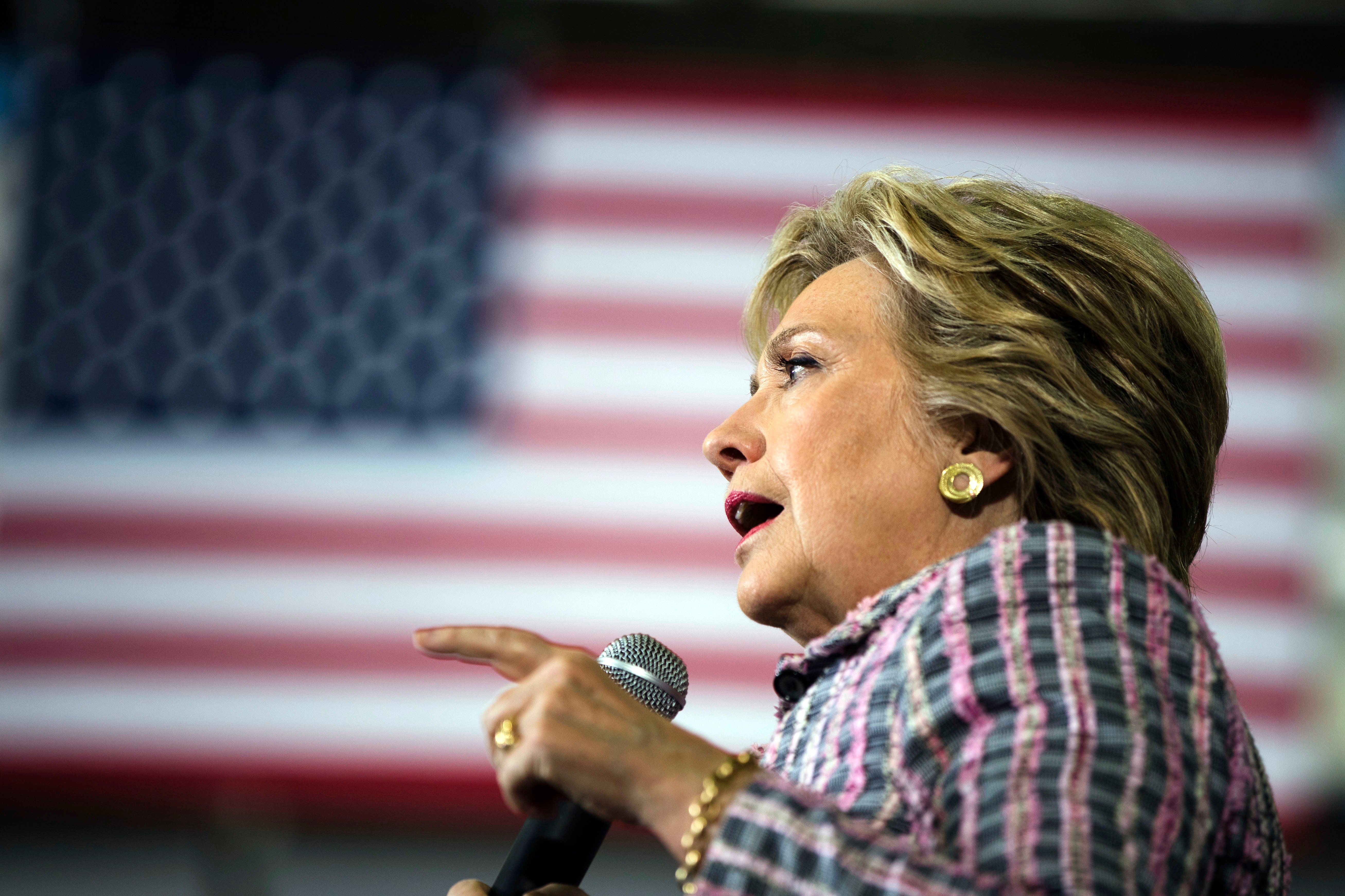 FBI reabre investigación sobre correos de Hillary Clinton
