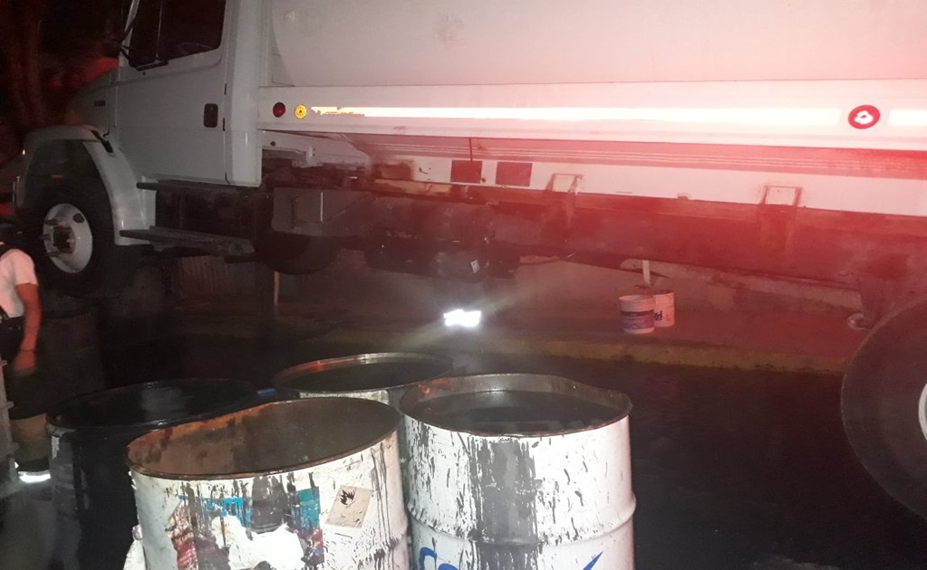 Pipa de huachicoleros derrama combustible por fuga en Cuautitlán